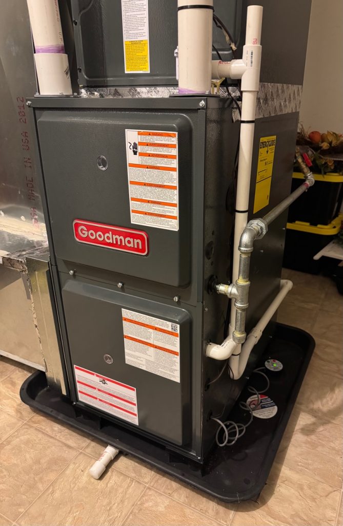 Calefactor (furnace) de gas instalado con ventilación de PVC, línea de gas y bandeja de desagüe
