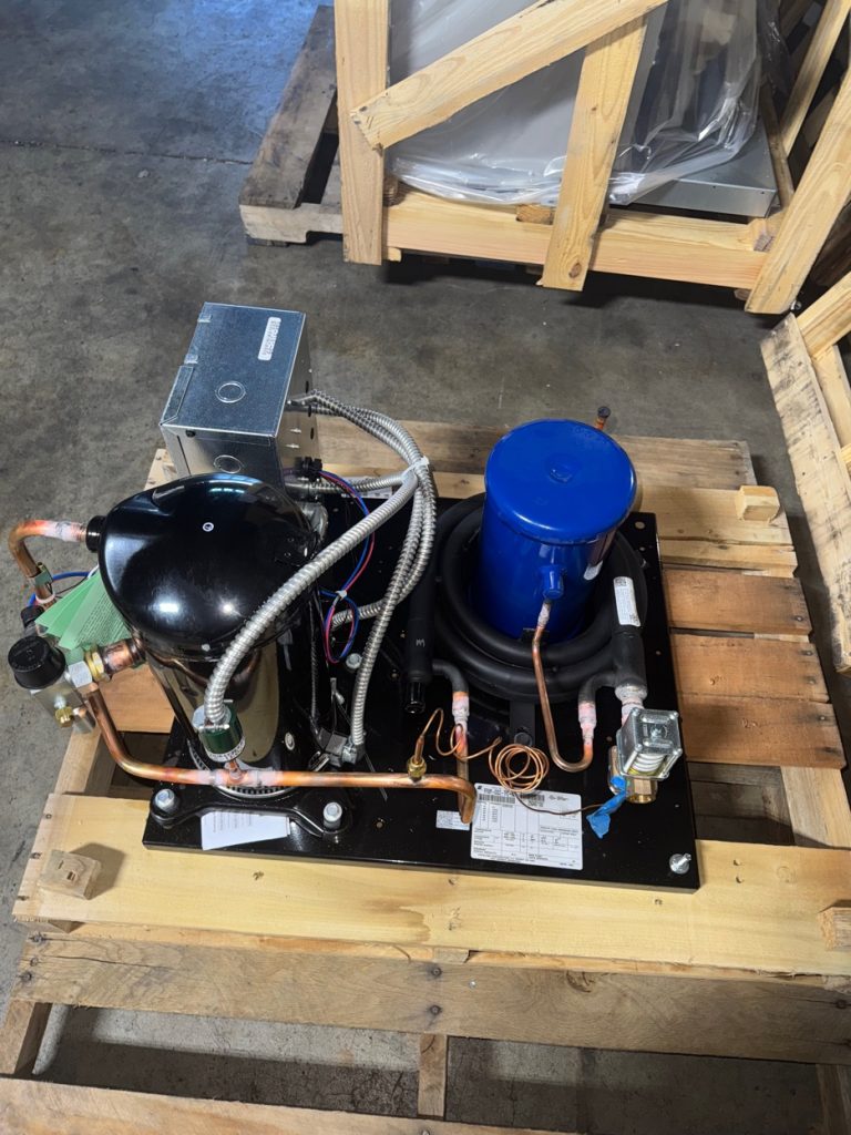 Unidad condensadora nueva sobre su pallet, lista para instalar