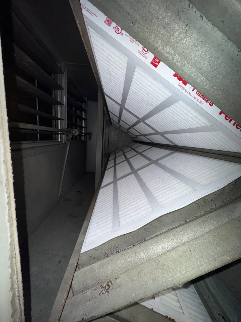 Filtros de aire plisados vistos desde dentro del gabinete de una manejadora de aire