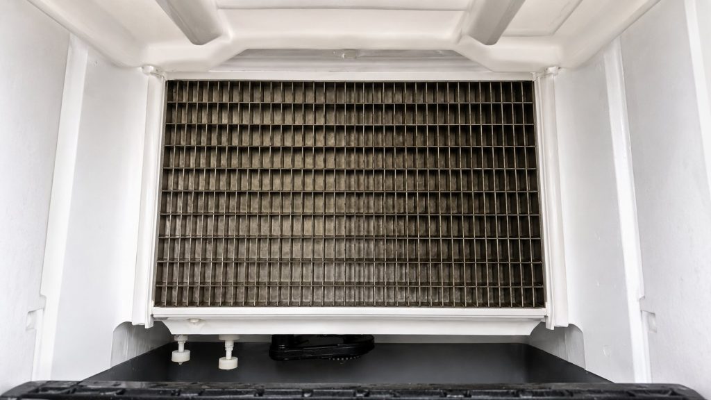 Rejilla del evaporador limpia dentro de una máquina de hielo comercial